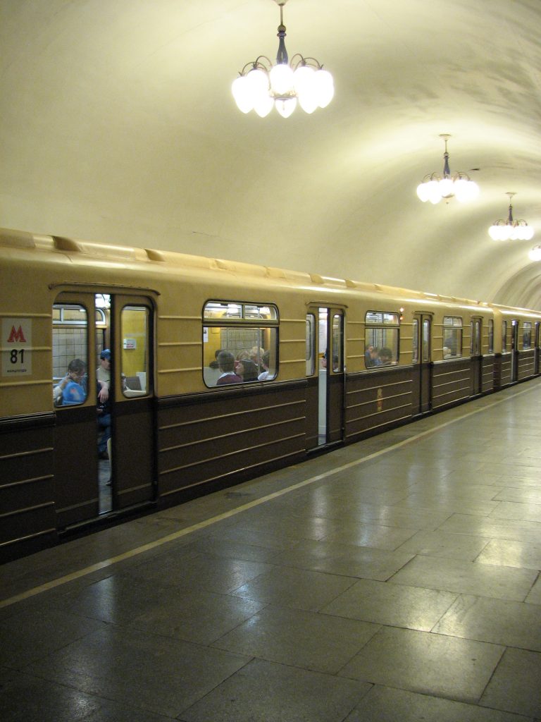 Ретро-поезд Сокольники - двери закрываются